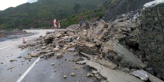 Kozan'da istinat duvarı çöktü! Yol trafiğe kapandı