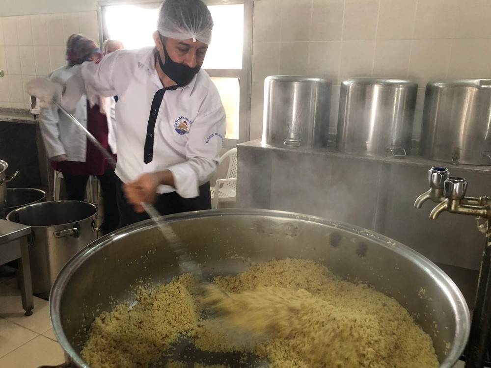 Kozan’da kazanlar vatandaş için kaynıyor 