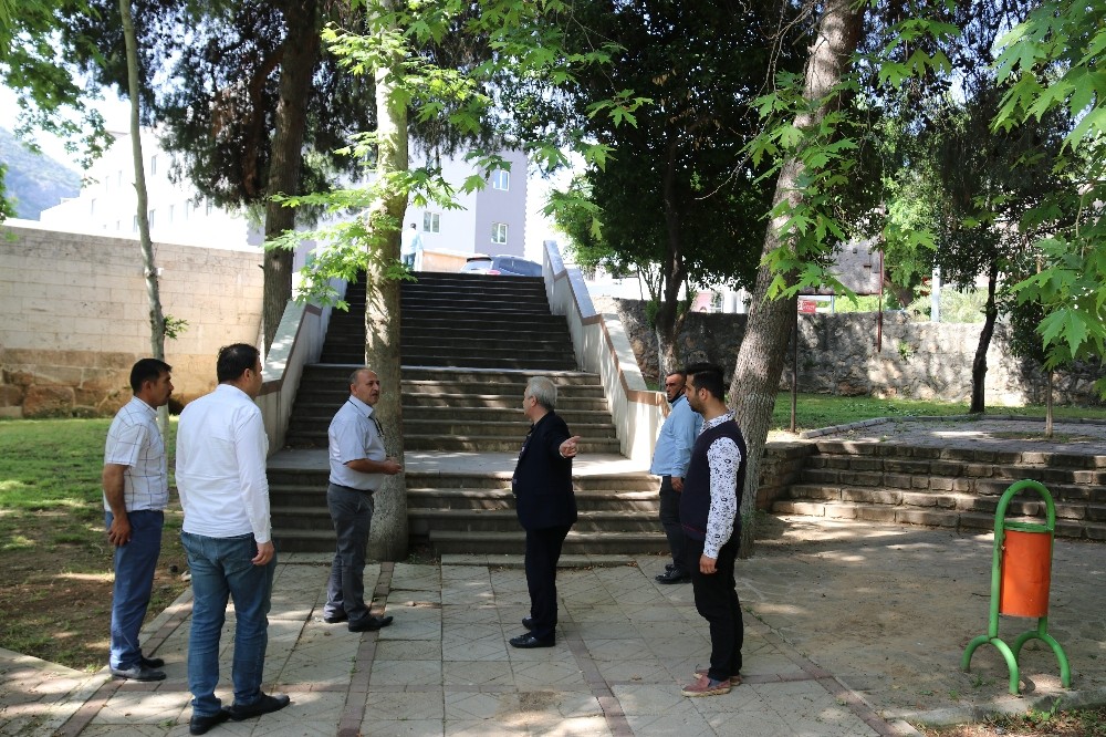 Kozan’da parklara bakım ve peyzaj çalışması 