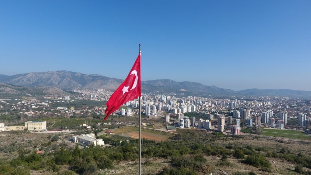 Kozan’da şehitler anısına dev Türk Bayrağı asıldı 