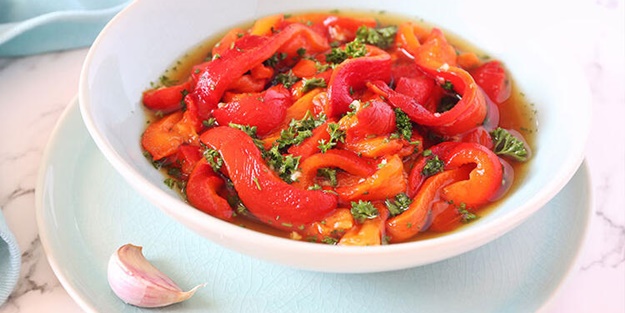 Közlenmiş kırmızı biber salatası nasıl yapılır? Közlenmiş kırmızı biber salatası tarifi ve malzemeleri