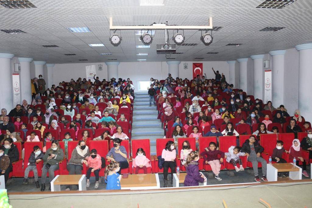 Kozluk Belediyesinden bir etkinlikte çocuklara