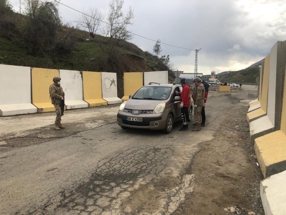 Kozluk’ta iki katlı bina karantinaya alındı 