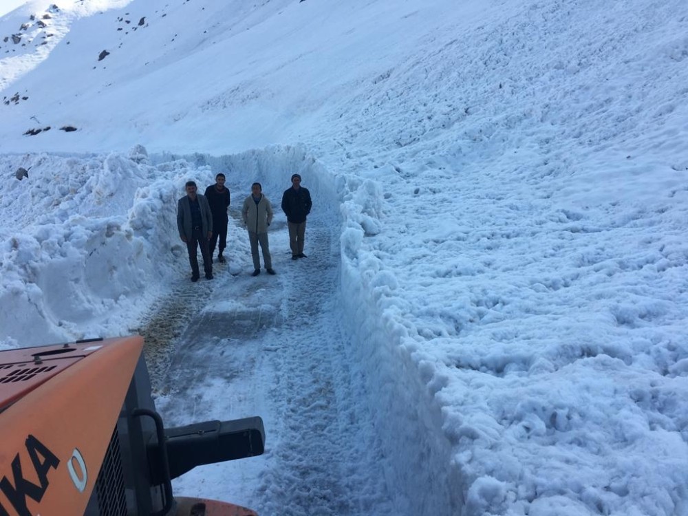 Kozluk’ta kardan kapanan köy yolları ulaşıma açıldı 