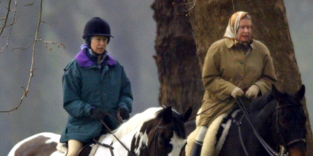 Kral Charles satışlara atlarla başladı!