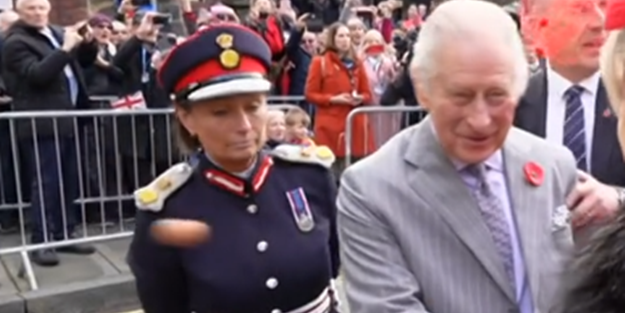 Kral Charles'a yumurtalı saldırı! O anlar kamerada