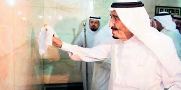 Kâbe'yi elleriyle temizledi