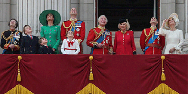 Kral’a '200 atlı 70 uçaklı' doğum günü eğlencesi