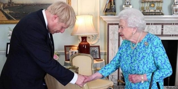 Kraliçe 2. Elizabeth onayladı! İngiltere'de Britanya usulü darbe