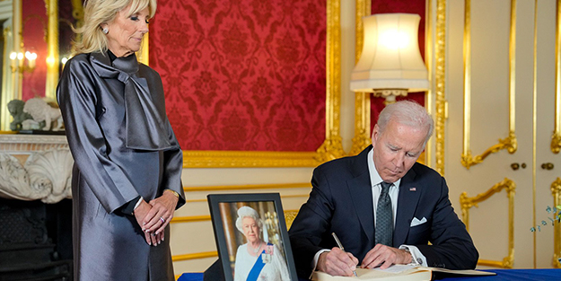 Kraliçe 2. Elizabeth'in cenazesinde Biden'ın hareketi gündem oldu!