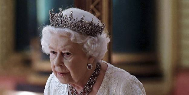 Kraliçe Elizabeth saraya veda etti