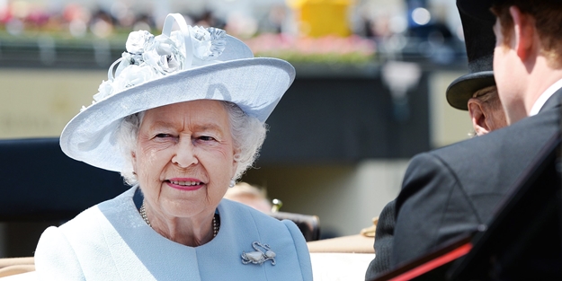 Kraliçe Elizabeth'i kendi korumaları vuruyordu!