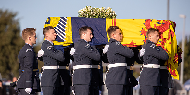 Kraliçe'nin son uçak yolculuğunda rekor! 5 milyon kişi izledi