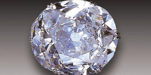 Kraliçenin tacındaki ilginç sır!