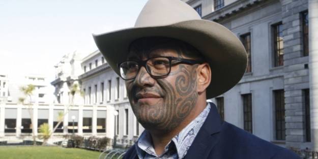 Kraliyete böyle seslendi: Yönetimi bize bırakın