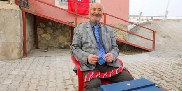 Kravat tutkunu Akbulut'a Cumhurbaşkanlığından hediye