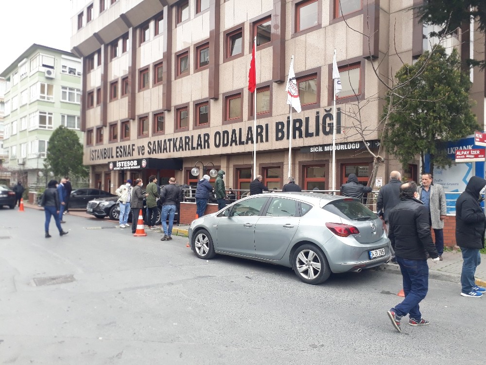 Kredi desteğinde vatandaşlar sosyal mesafeye dikkat etmedi 