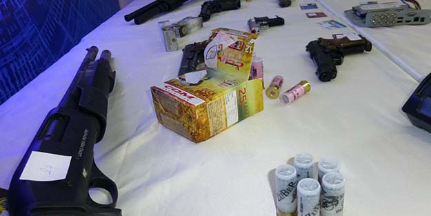 Kredi kartı dolandırıcıların ev ve iş yerlerinden çıkanlar şaşırttı