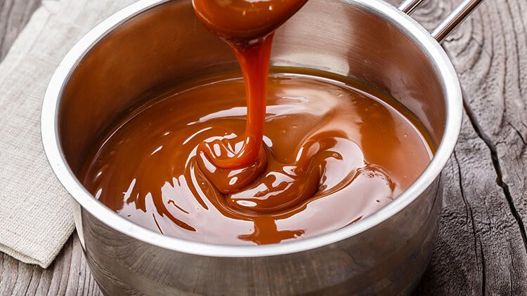 Kremasız karamel sos nasıl yapılır? Parlak karamel sos tarifi