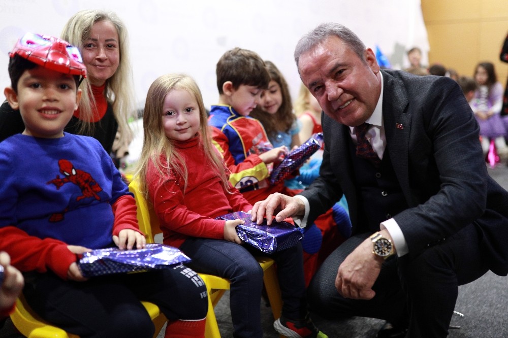 Kreşli minikler yeni yılı Başkan Böcek’le kutladı 