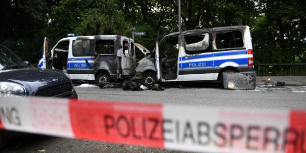 Kritik zirve öncesi endişelendiren olay! Ülkedeki polis araçları kundaklandı