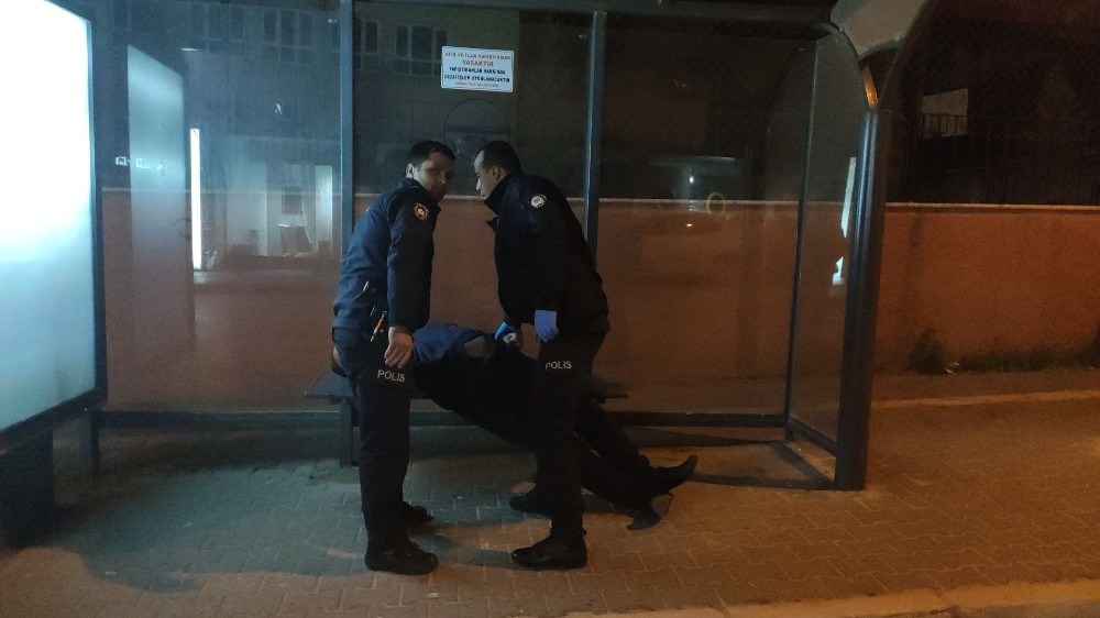 Kriz geçiren şahsa, polis yardım etti 