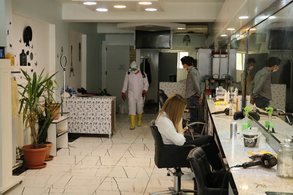 Kuaför ve berber dükkanları dezenfekte edildi 