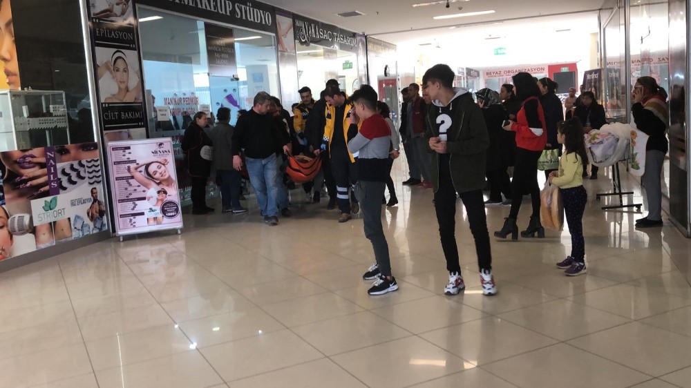 Kuaförde karısını bıçaklayıp rahat tavırlarla böyle kaçtı 
