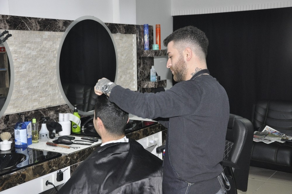 Kuaförden fakir öğrencilere eğitim hayatları boyunca ücretsiz tıraş 