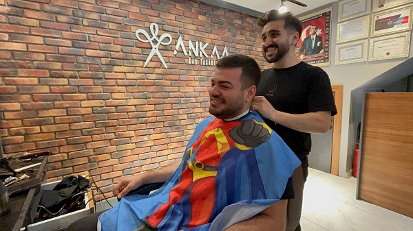 Kuaförden müşterilerine şaşırtan sürpriz!