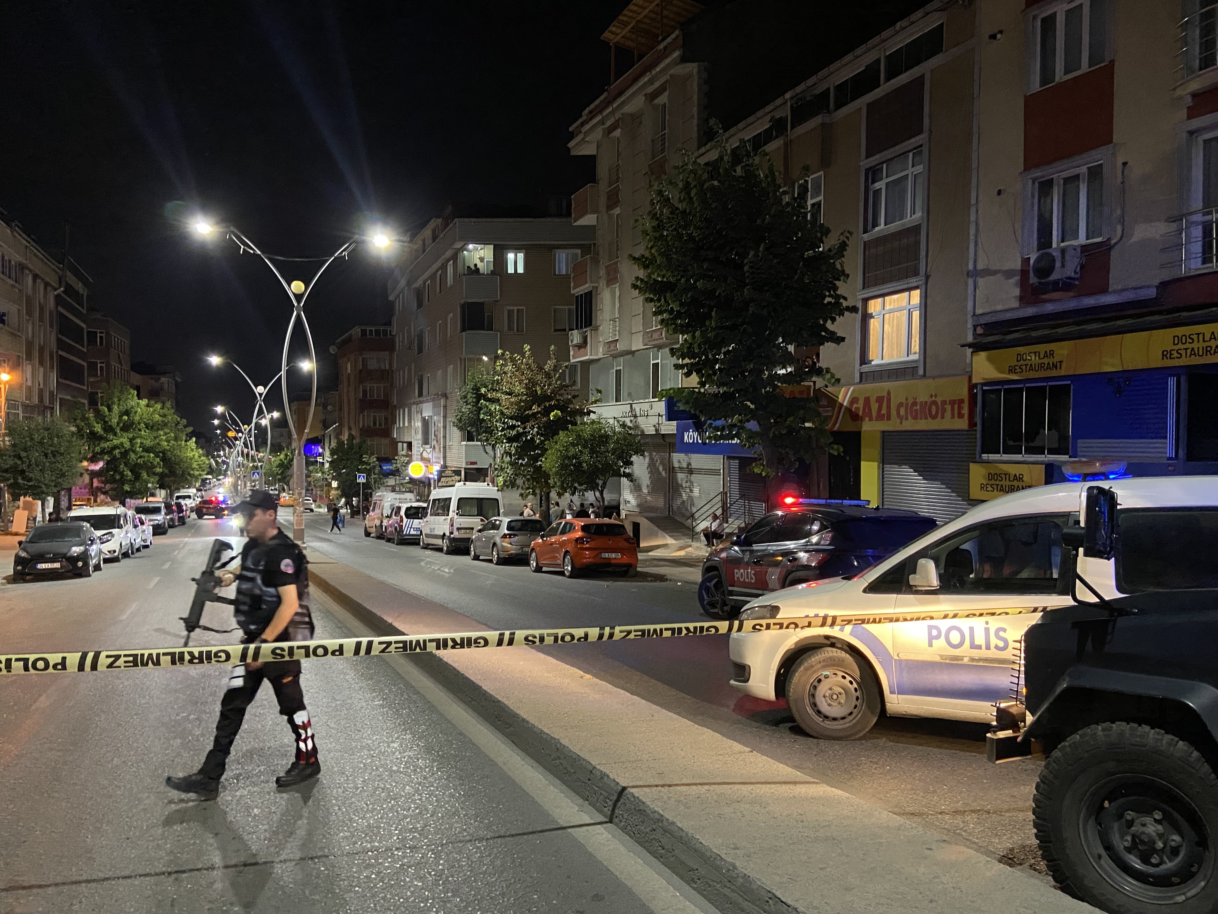 Kuaföre silah ve patlayıcı maddeyle saldırdılar