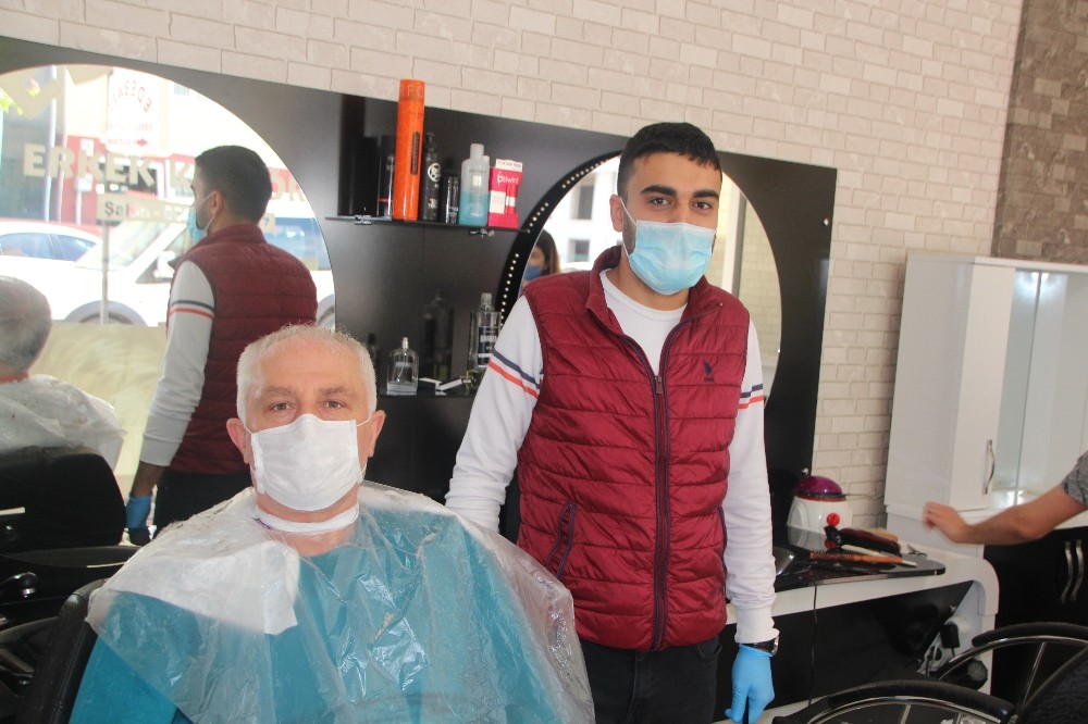 Kuaförler müşterileriyle buluştukları için sevinçli 
