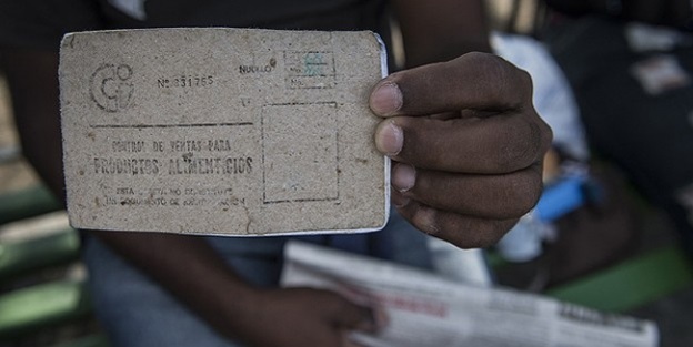 Küba halkı alışverişi karne ile yapıyor