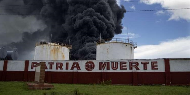 Küba'da limandaki ham petrol depolama tesislerindeki patlamalarda 77 kişi yaralandı