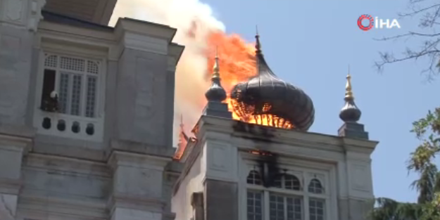 Kubbe çöktü! Tarihi binada yangın