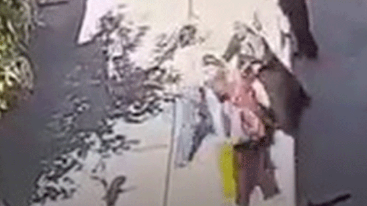 Kucağında çocuğu olan kadını tekme tokat dövdüler!