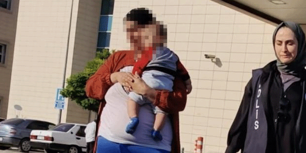 Kucağındaki çocuktan utanmadı! Yaptığı 'pes' dedirtti