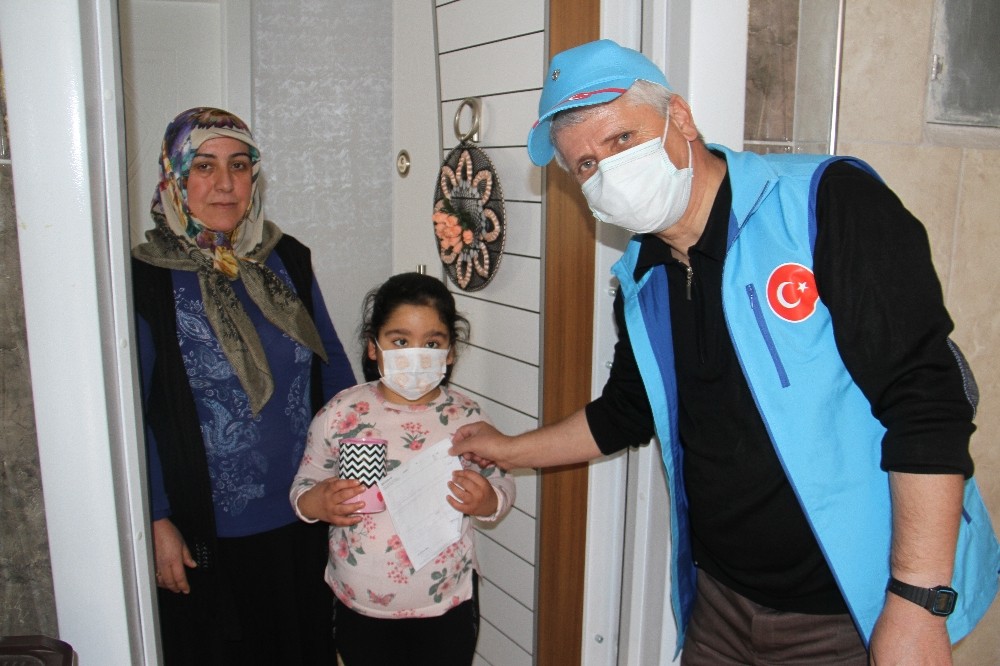 Küçük Bahar kumbarasındaki harçlıkla milli dayanışma kampanyasına destek verdi 