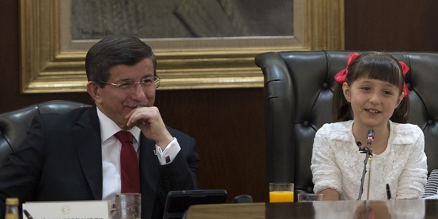 Minik Başbakan'ın cevapları kahkahaya boğdu!