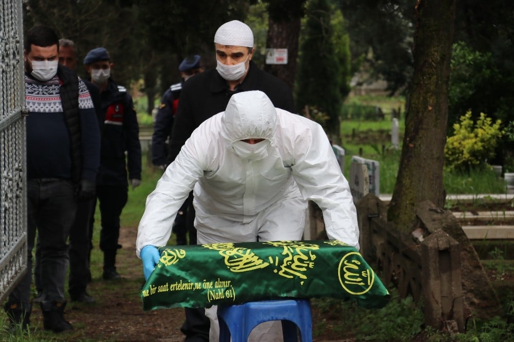 Küçük bebek korona virüsten ölen annesine mezarda kavuştu 