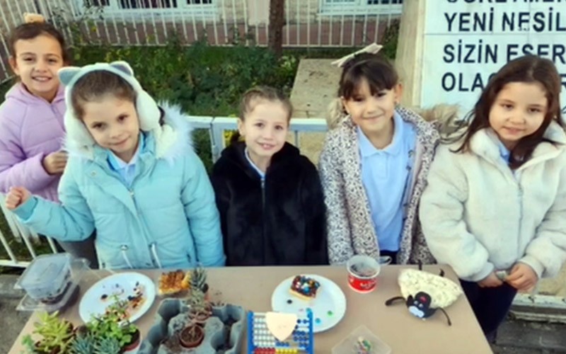 Küçük bedenlerin dev yürekleri... İlkokul öğrencilerinden Mehmetçik için kermes