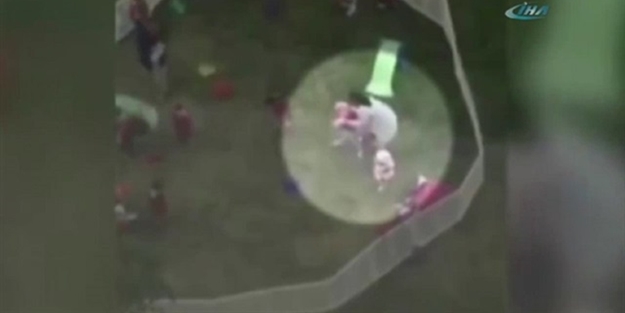 Küçük çocuğu yerden yere vurdu - VIDEO