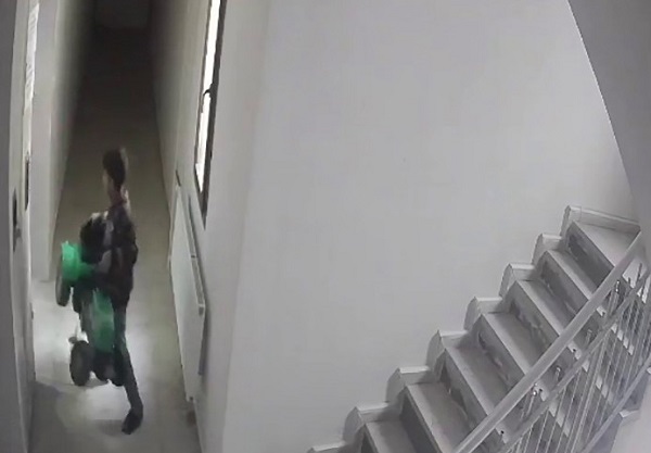 Küçük çocuğun akülü arabası böyle çalındı