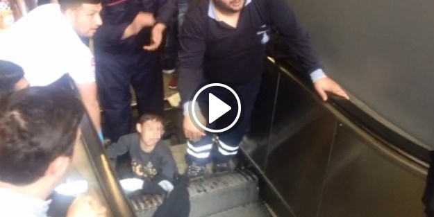 Küçük çocuğun bacağı yürüyen merdivene sıkıştı