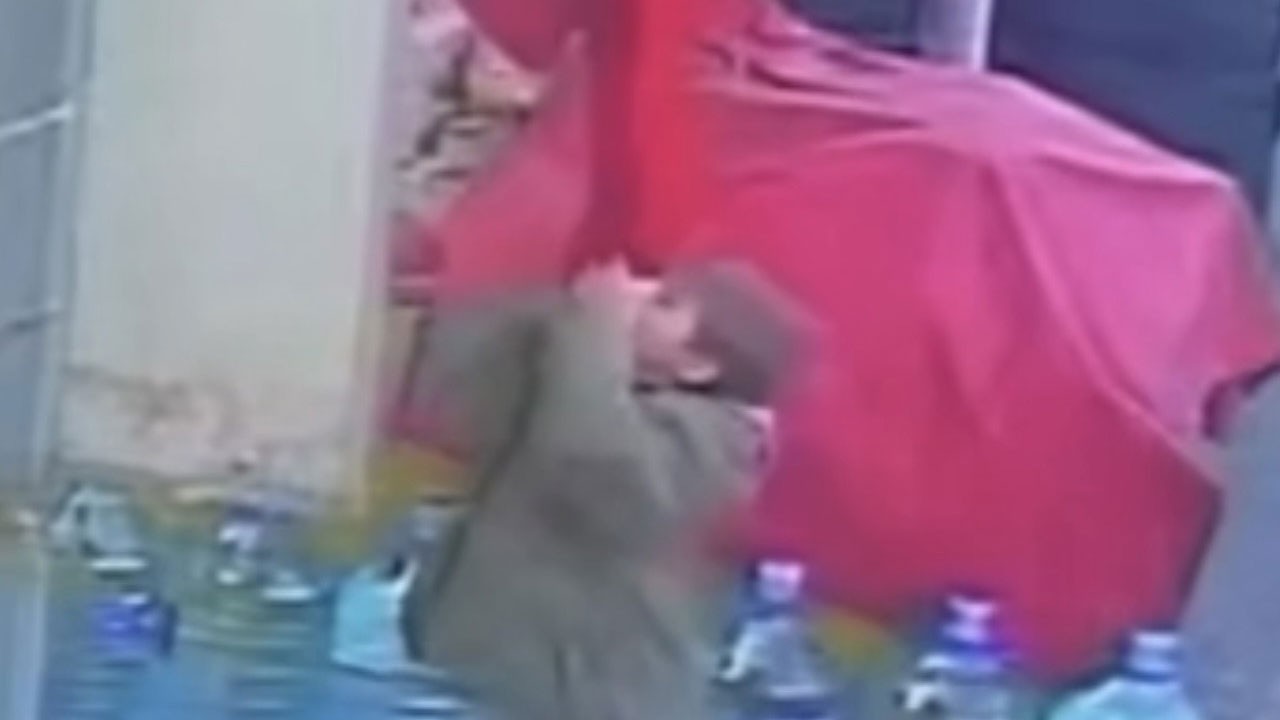 Küçük çocuğun duygulandıran bayrak sevgisi