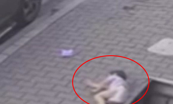 Küçük çocuğun mucize kurtuluşu! 2. kattan düştü