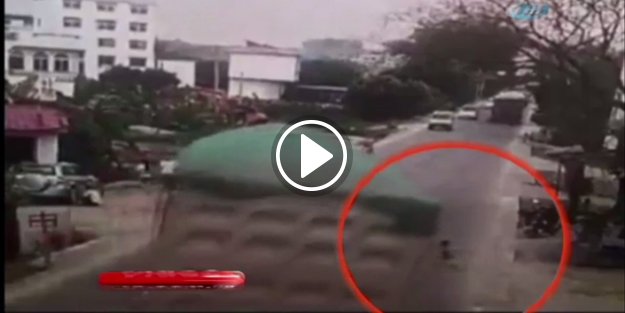 Küçük çocuk az kalsın kamyonun altında kalıyordu!