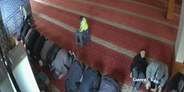 Küçük çocuk camide öyle bir şey yaptı ki...