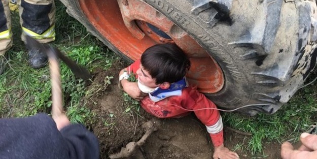 Küçük çocuk devrilen traktörün altında kaldı