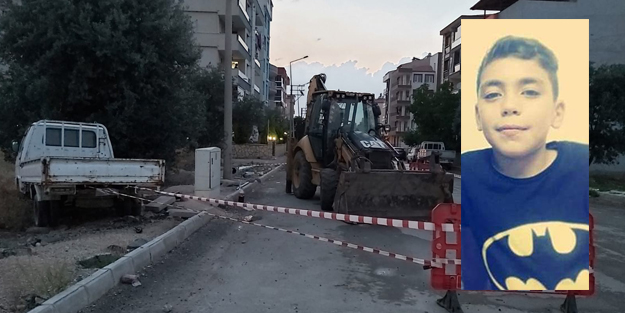 Küçük çocuk halatı kopan direğin altında can verdi!